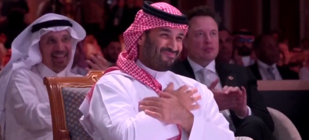 سعادة وتصفيق حار.. ردّة فعل ولي العهد السعودي بعد إعلان ترمب رفع العقوبات عن سوريا