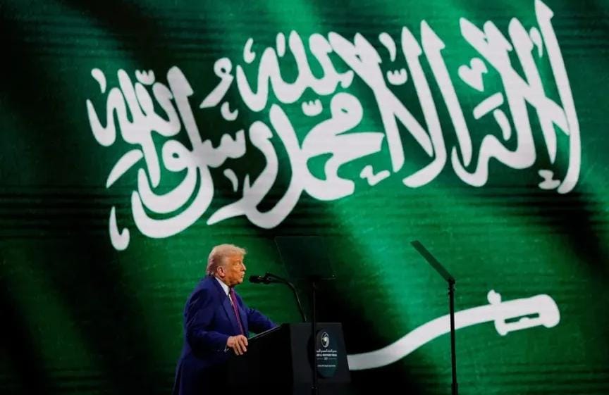 ماذا يعني إعلان ترامب رفع العقوبات عن سوريا من العاصمة السعودية الرياض؟