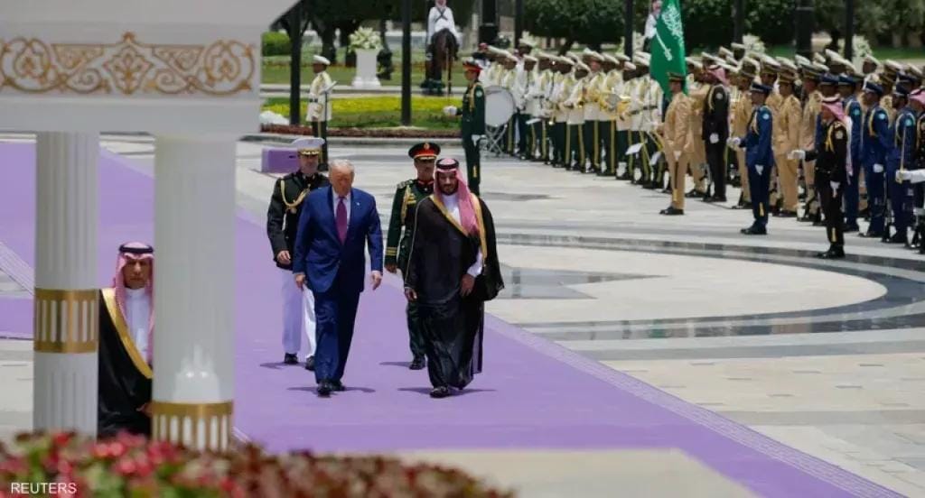 ما سر السجادة البنفسجية في استقبال ترامب بالسعودية.. ماذا يعني هذا اللون؟
