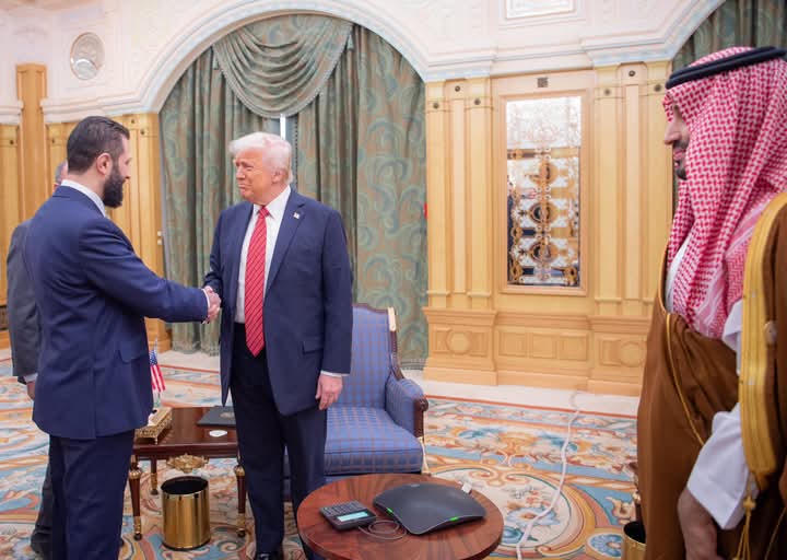 تحول تاريخي: ترامب يلتقي بالرئيس السوري أحمد الشرع في الرياض ويعلن رفع العقوبات عن سوريا