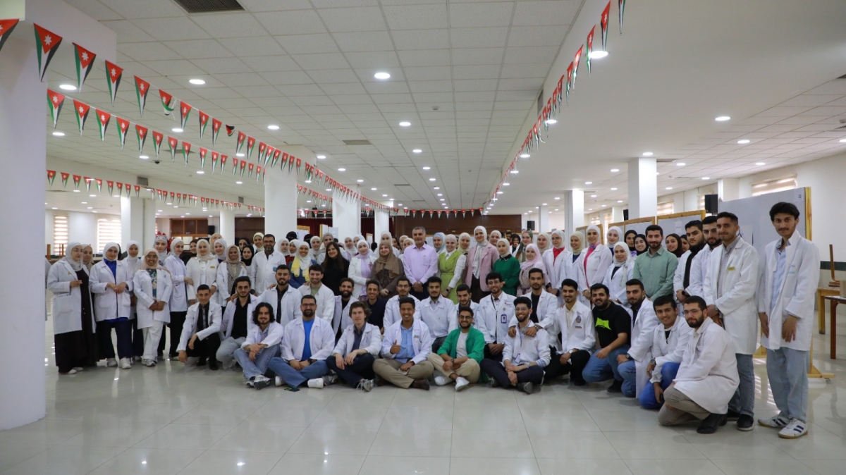 كلية الصيدلة تقيم معرض الملصقات لطلبة مادة حالات في المداواة 2