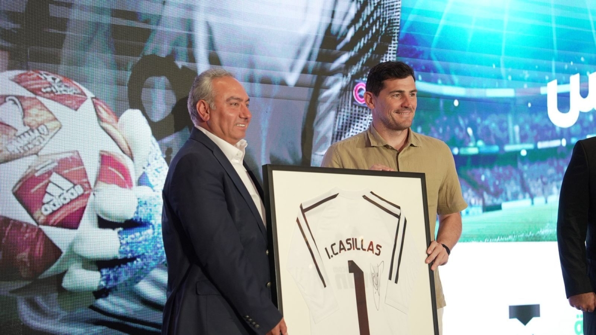 اللاعب الإسباني إيكر كاسياس يكرّم الدكتور فارس البريزات تقديراً لحسن الاستقبال في البترا