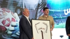 اللاعب الإسباني إيكر كاسياس يكرّم الدكتور فارس البريزات تقديراً لحسن الاستقبال في البترا