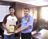 العميد عاهد الشرايدة يكرم الشاب حسين السيد عز تقديراً لأمانته