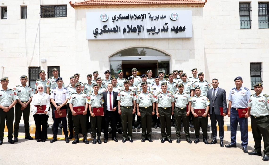 المساعد للإدارة والقوى البشرية يرعى تخريج عدد من الدورات في معهد تدريب الإعلام العسكري