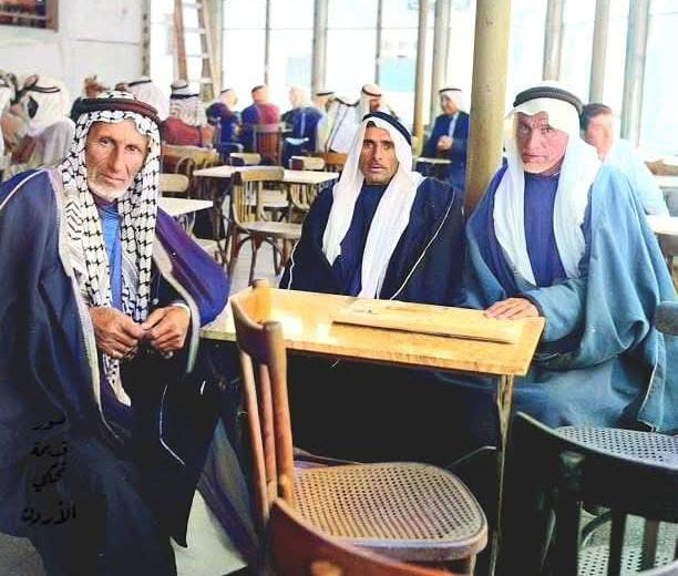 صورة نادرة تعود لعام 1955 توثق لقاء شخصيات بارزة في مقهى الجامعة العربية بعمان