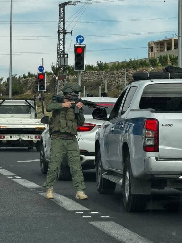 جنود الاحتلال يعتدون على عناصر من الشرطة الفلسطينية ويوقفون مركبتهم في الخليل