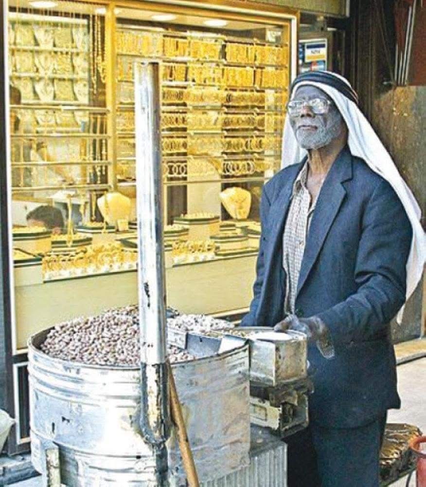 النيجيري المقدسي... أشهر بائع فول سوداني في عمان يرحل دون أن يعود إلى القدس