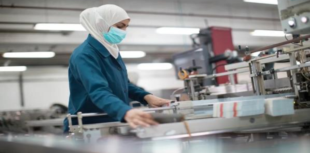 النساء يشكلن 37  من إجمالي العاملين بالقطاع الصناعي