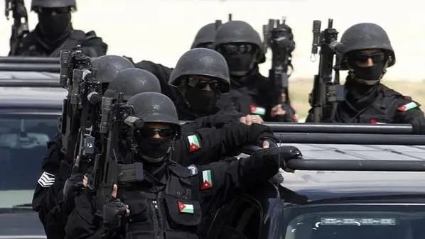 حقيبة فارغة تستنفر الامن في ساحة ترابية بشارع وصفي التل.