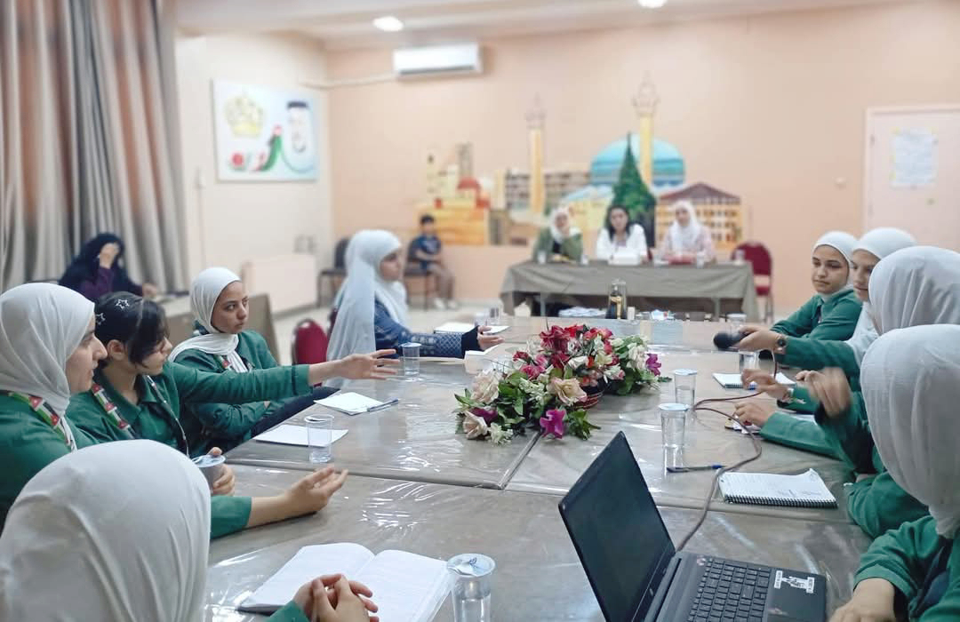 أبو رمان تفتتح ملتقى الصالون الأدبي في مدرسة عائشة أم المؤمنينسالمختلطة.