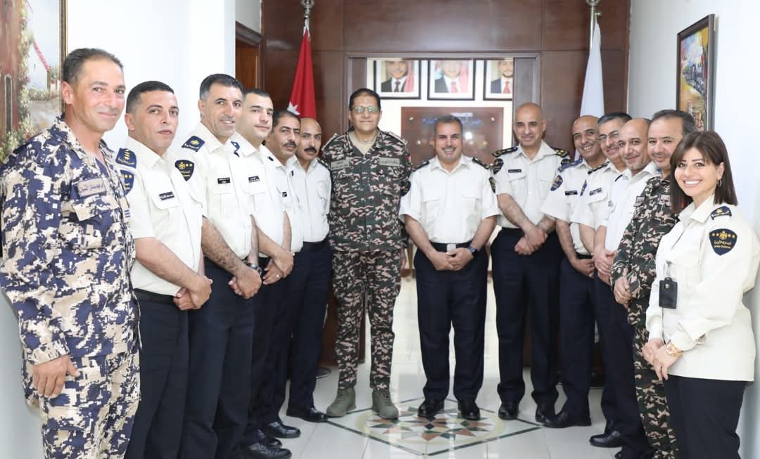 الجمارك تُكرم كوكبة من مرتباتها لجهودهم بضبط قضايا نوعية.