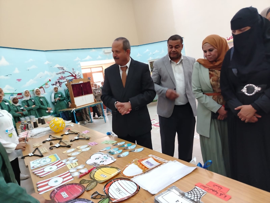 مدير تربية دير علا يفتتح معرض الرياضيات في مدرسة ضرار الثانوية المختلطة