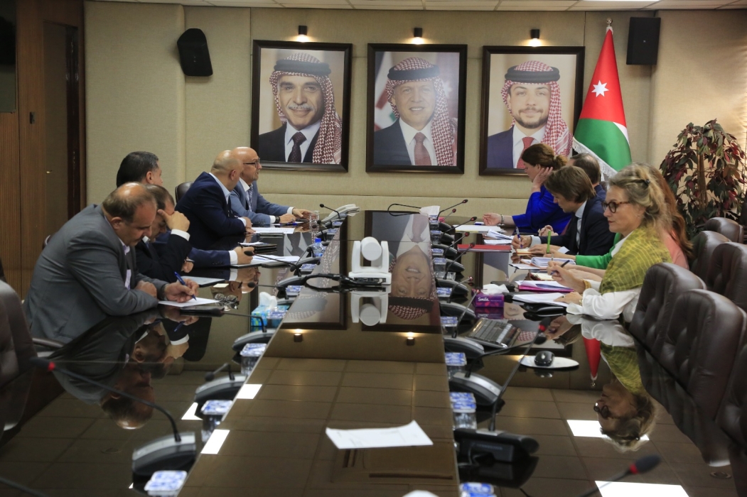 وزير المياه والري يستعرض مع مندوبة وزير التعاون الدولي الهولندي التحديات المائية والمشاريع المشتركة