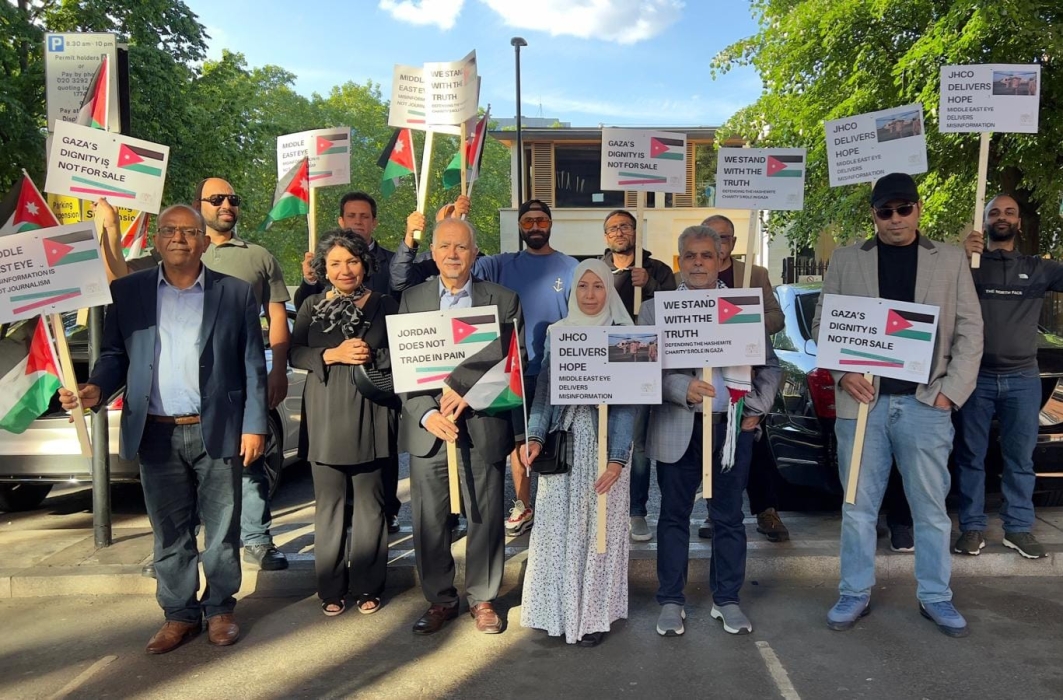 وقفة احتجاجية أمام ميدل إيست آي رفضاً للتقارير الكاذبة بحق الهيئة الخيرية الهاشمية...صور