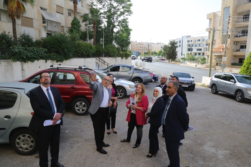 وزيرا الأشغال و الدولة لشؤون الخارجية يزوران مشروع صيانة السكن الوظيفي لموظفي الخارجية