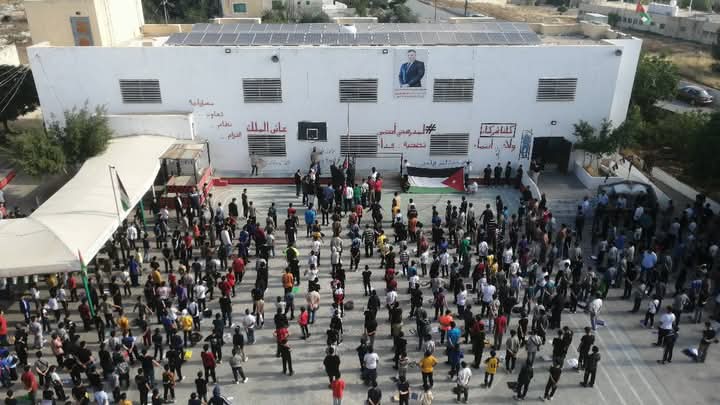 العبيدات يشارك الطابور الصباحي ويتفقد الامتحانات والتعليم في دير أبي سعيد