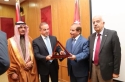 في مشهد مؤثر.. الأب يسلم الدرع لابنه: الكرامة تكرم غيث  الطيب