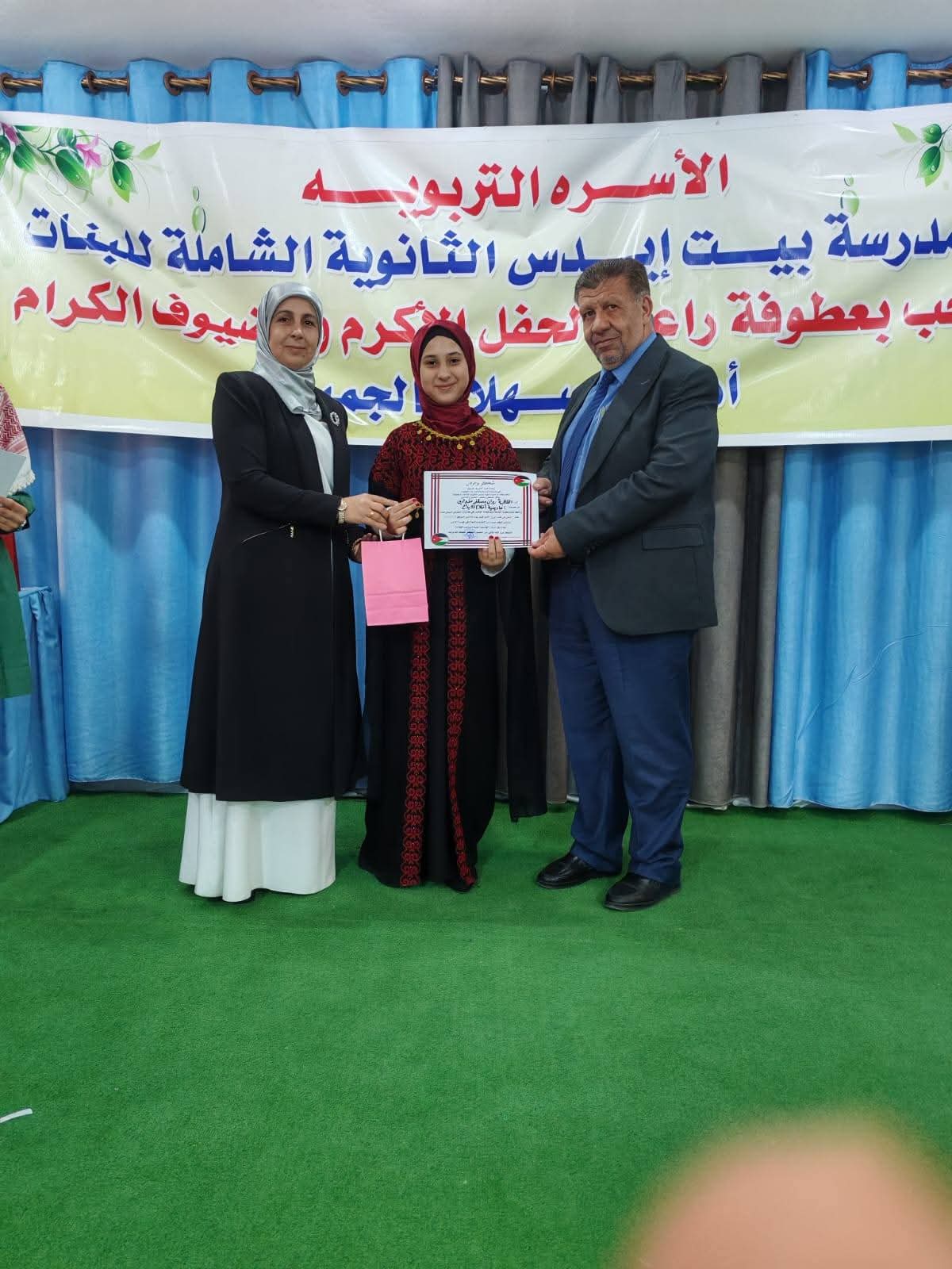 مدير الشؤون التعليمية يفتتح المعرض البيئي بعنوان الوطن في قلب الورافي في مدرسة بيت إيدس الثانوية للبنات