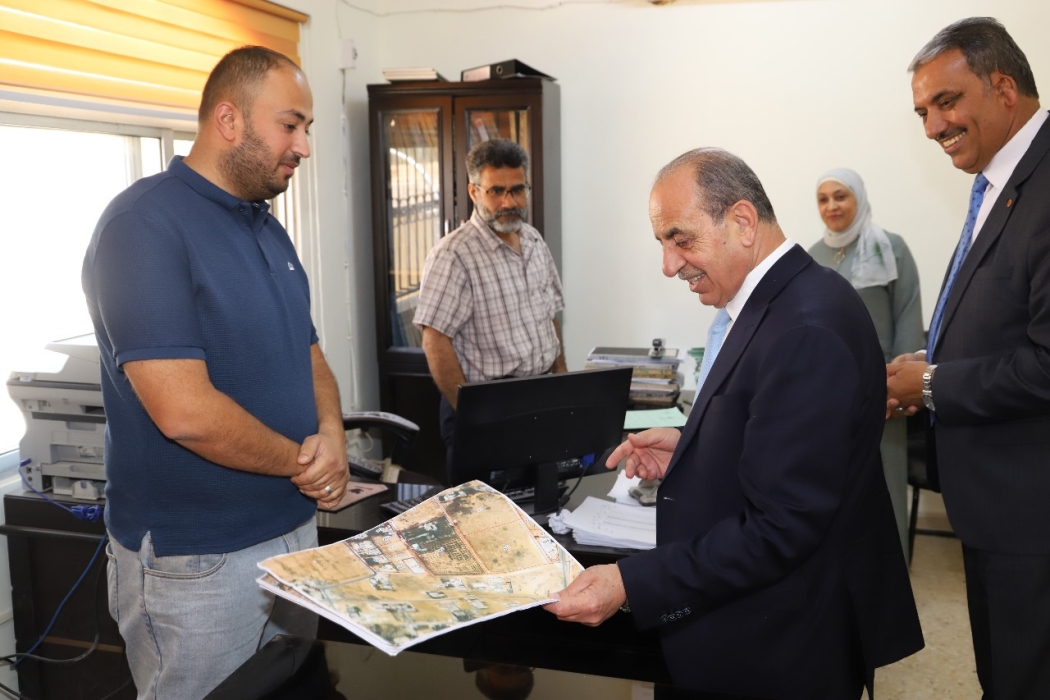 وزير الإدارة المحلية يتفقد بلديات بيرين والظليل والحلابات والرصيفة