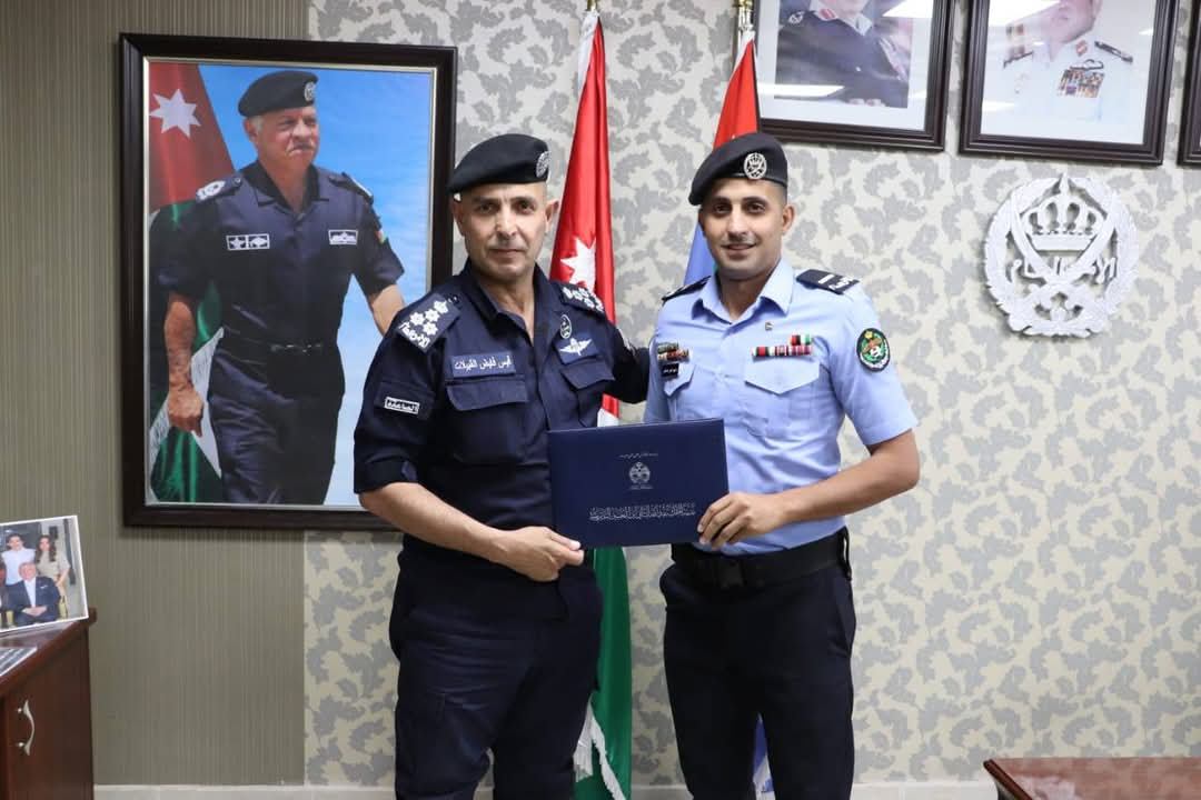 العميد القبيلات يكرم الملازم أول الدعجة والوكيل عصفور بجائزة التميز الشرطي