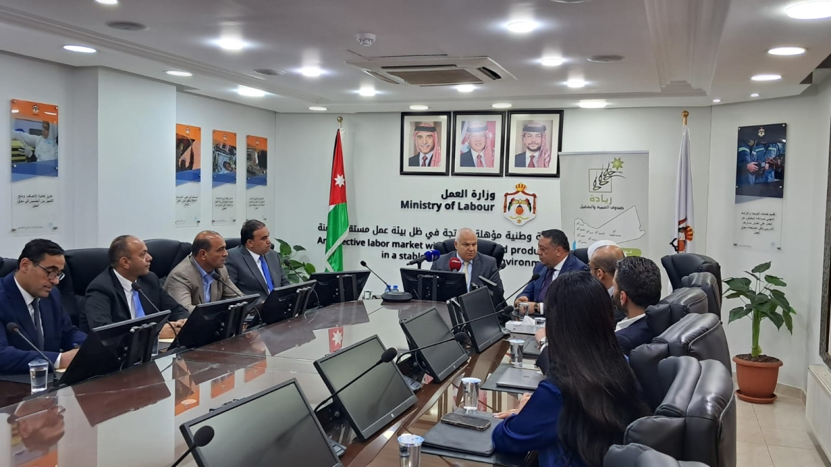 التنمية والتشغيل والبريد الأردني يوقعان اتفاقية لتمويل سيارات وسكوترات لتشغيل الأردنيين....صور