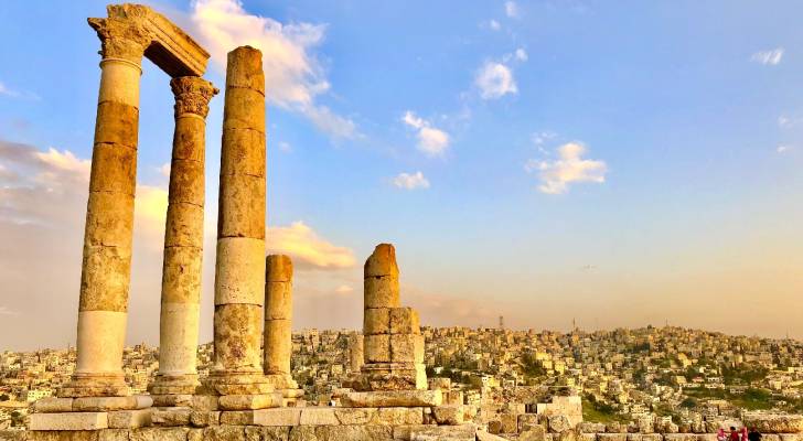 طقس العرب: تراجع الكتلة الحارة الجمعة ونشاط لافت للرياح