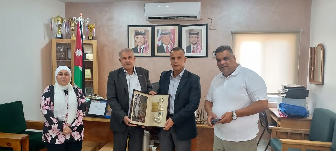 تكريم  مدير تربية الشونة الجنوبية الدكتور مازن هديرس من قبل غرفة تجارة الشونة الجنوبية