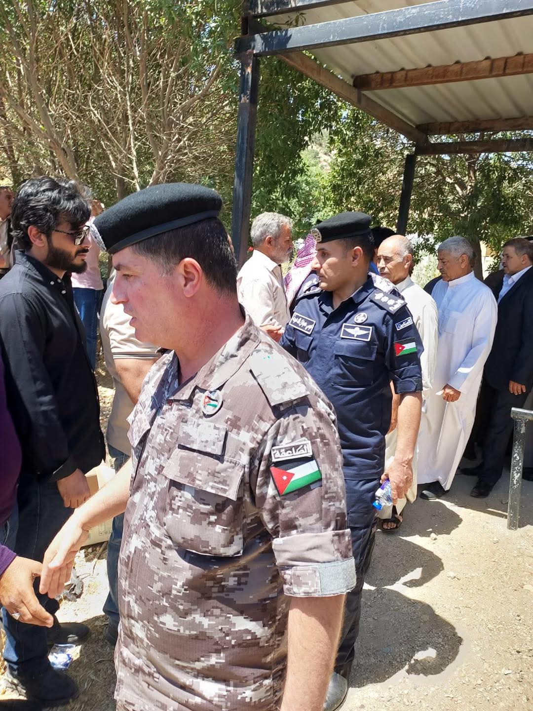العميد الوديان يشارك بتشييع جثمان الرقيب حسين مثارى في مرج الحمام  صور