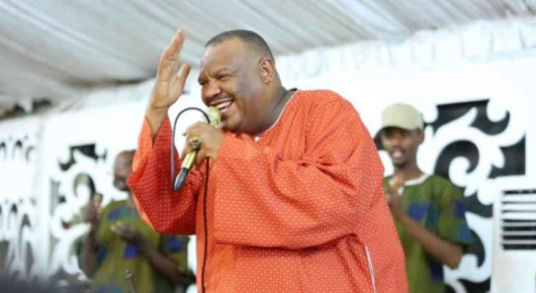 بطريقة مرحة.. فنان سوداني يتفاعل مع نائم في حفله