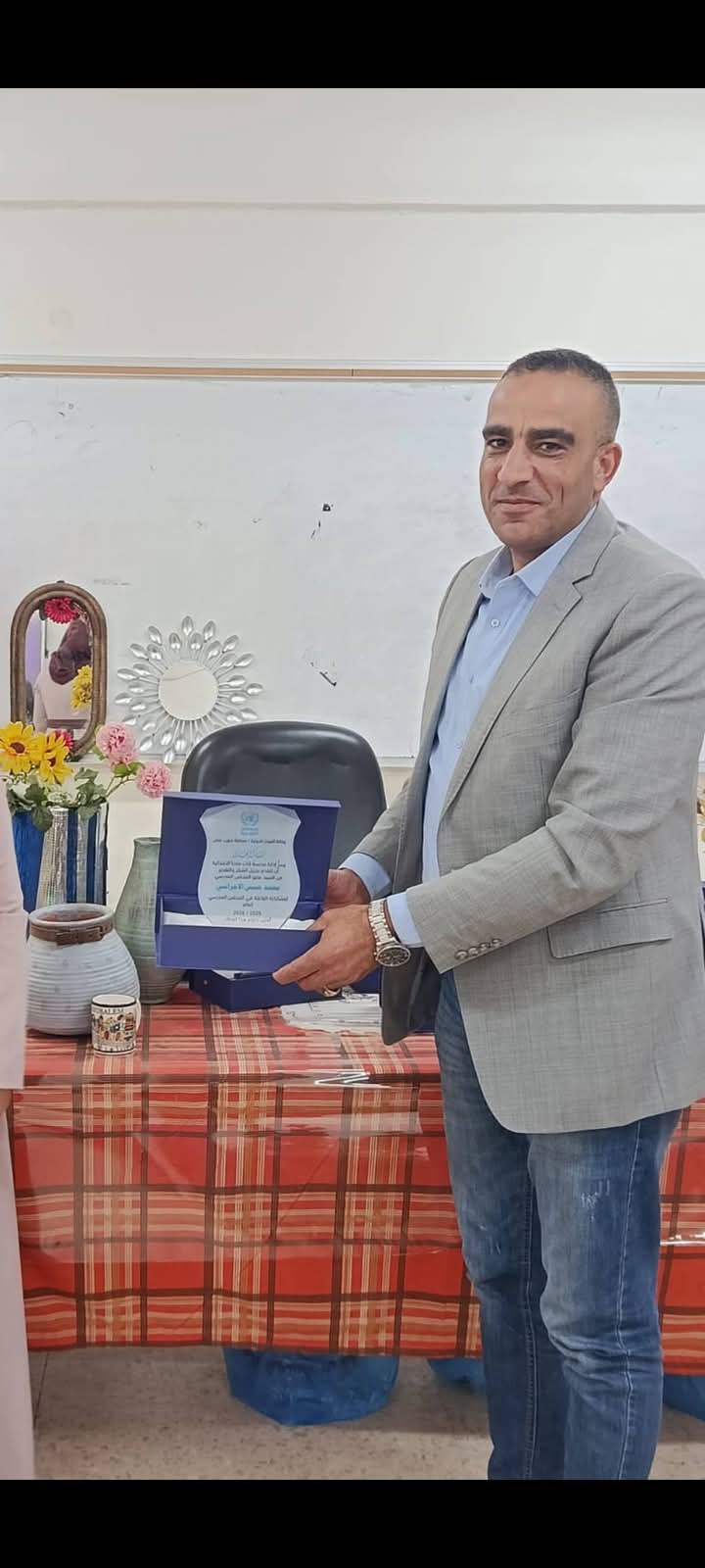 محمد الأجراشي يثمّن تكريم مدرسة إناث مادبا الابتدائية (الأونروا)