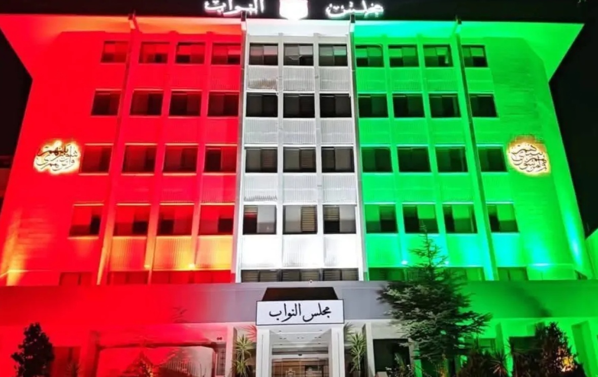 إضاءة مبنى مجلس النواب تثير جدلاً في عيد الاستقلال