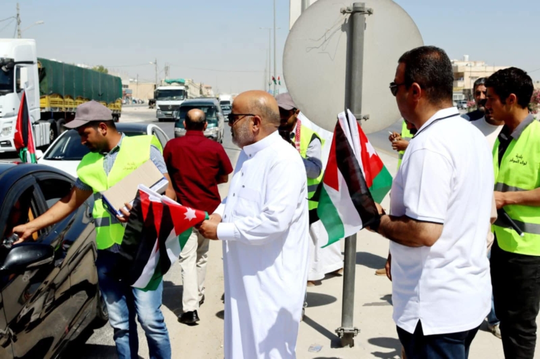 بلدية لواء الموقر تحتفل بعيد الاستقلال الـ79 بتوزيع الأعلام الأردنية