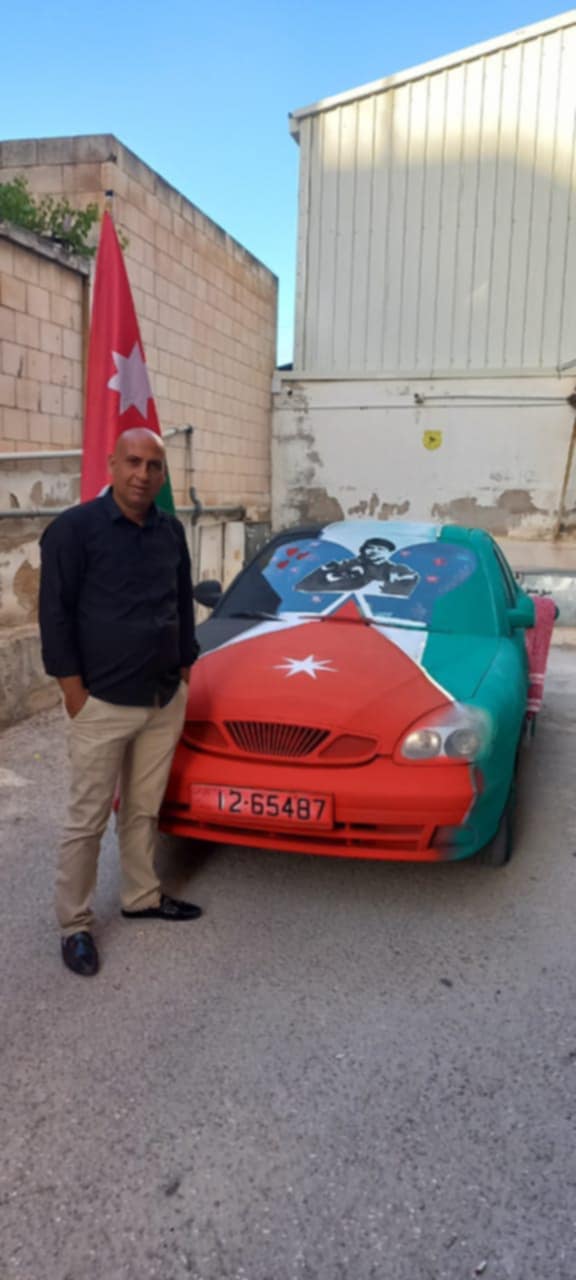 المواطن الجراح يعبر عن فرحته بعيد الاستقلال ال79 برسم العلم الاردني على مركبته