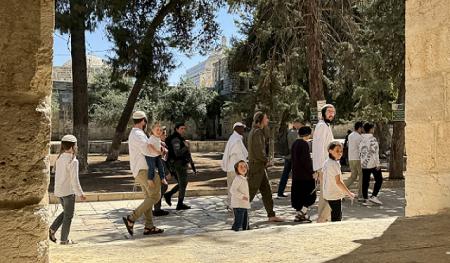 مستوطنون يقتحمون المسجد الأقصى ويؤدون طقوسا استفزازية