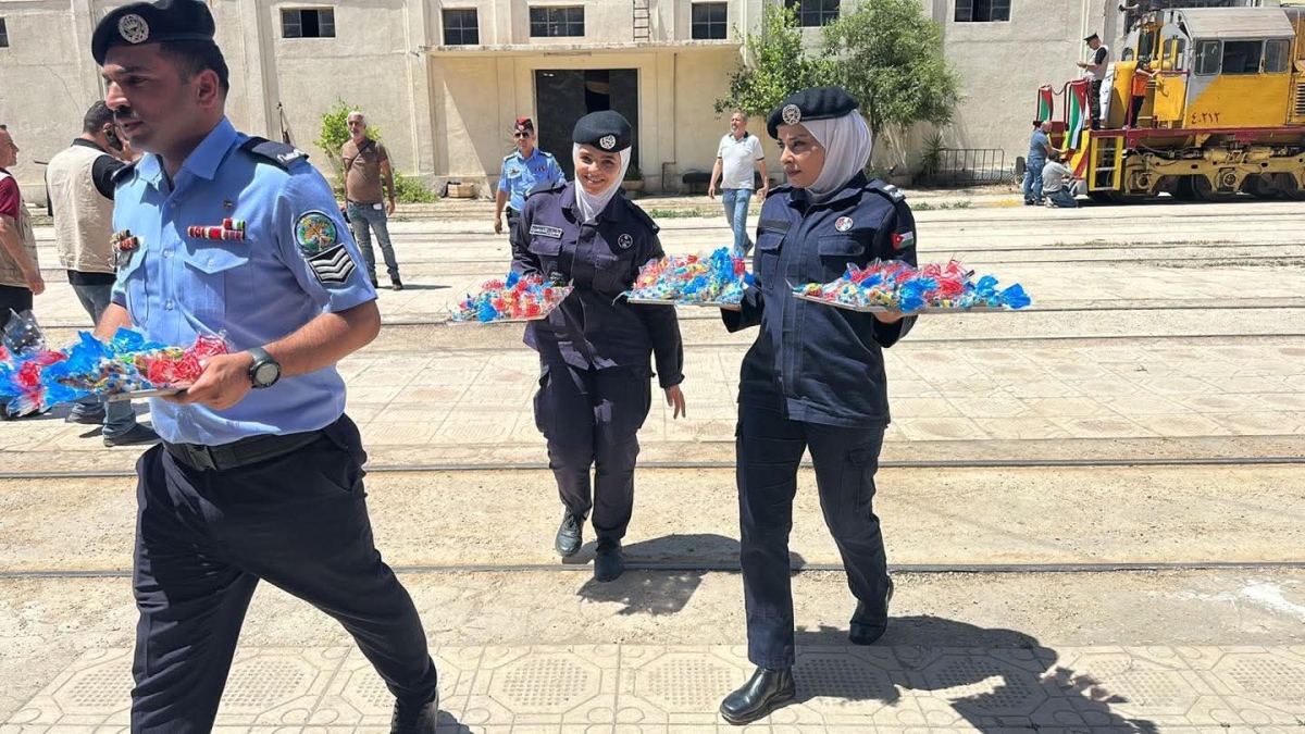 نشامى الإقامة والحدود يحتفلون بعيد الاستقلال بتوزيع الحلوى على المسافرين في مطار عمان المدني