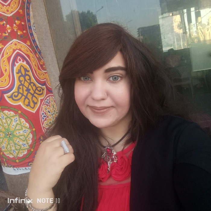 أجمالِى نِسبِى وتعشق ذكائِى زِيادة حرف أم شكلِى أجمل يرُوقُ لك؟