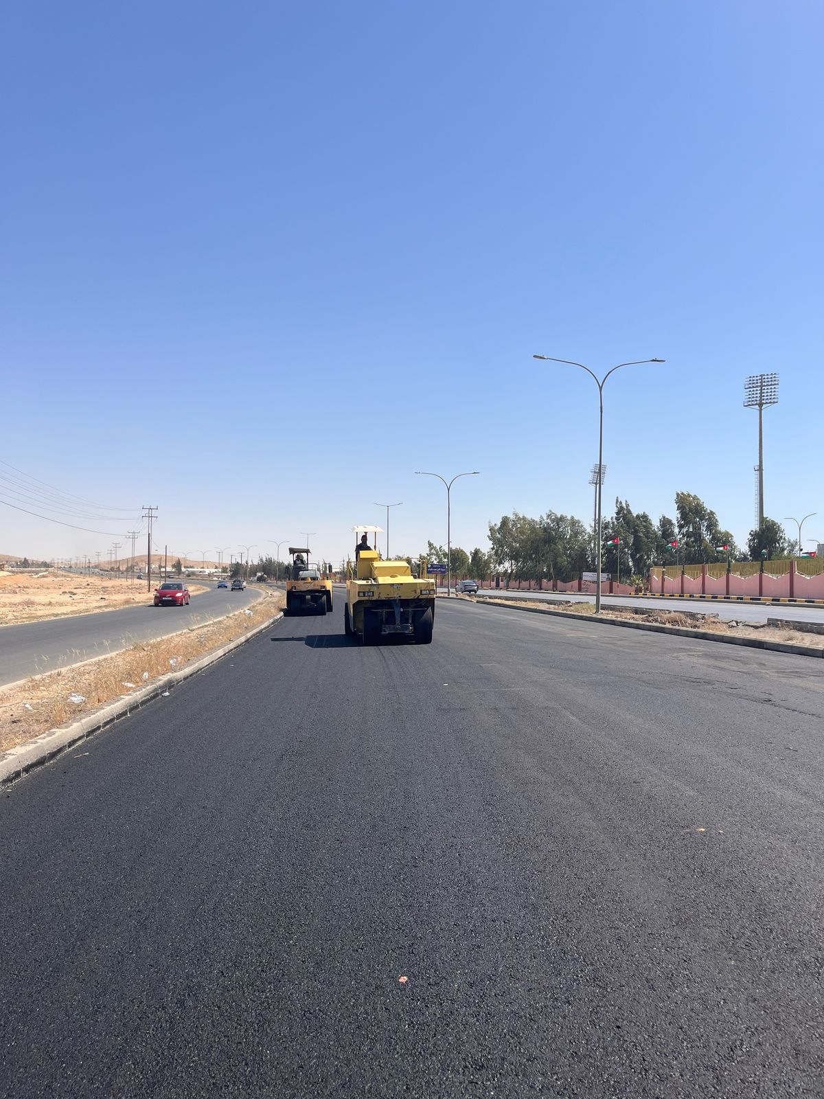 الأشغال تبدأ تنفيذ 3 مشاريع صيانة طرق حيوية في محافظة الزرقاء ...صور