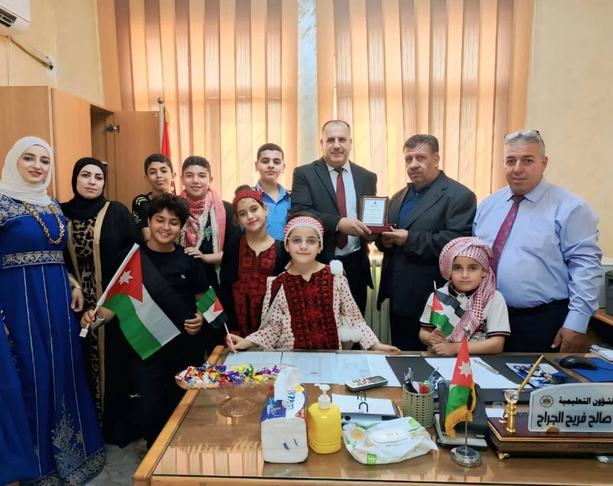 مدرسة وروضة مجمع البحرين التربوي تكرّم مدير التربية والتعليم للواء الكورة بمناسبة عيد الاستقلال الـ79.