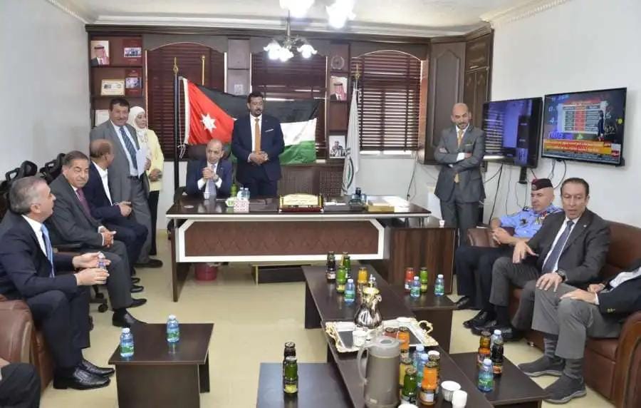الكرك ..وزير الإدارة المحلية يفتتح قاعتين في بلدية شيحان