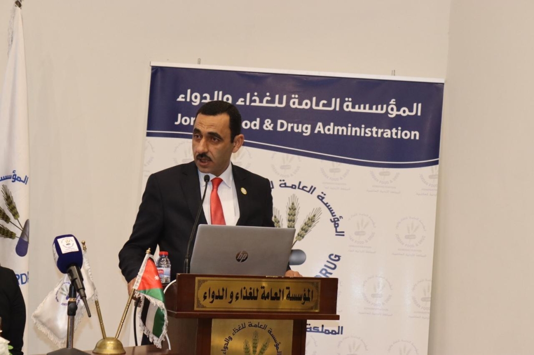 مدير عام مؤسسة الغذاء والدواء يستطلع مقترحات وملاحظات متلقي خدمة عدد من مديريات المؤسسة