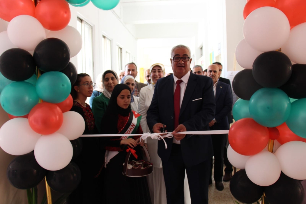جويعد يفتتح معرض ممارسات التعليم  صور