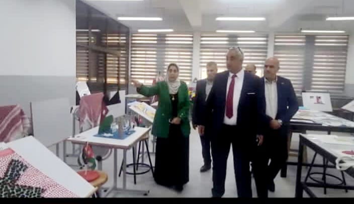 جويعد يفتتح معرض الاستقلال في مدرسة الأميرة عائشة بنت الحسين  صور