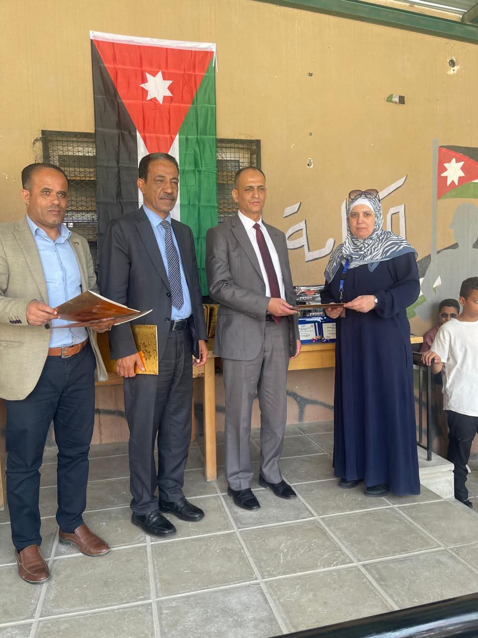 المكتبة الوطنية تقيم معرضاً للصور في مدرسة خالد بن الوليد الثانوية للبنين بمناسبة عيد الاستقلال...صور