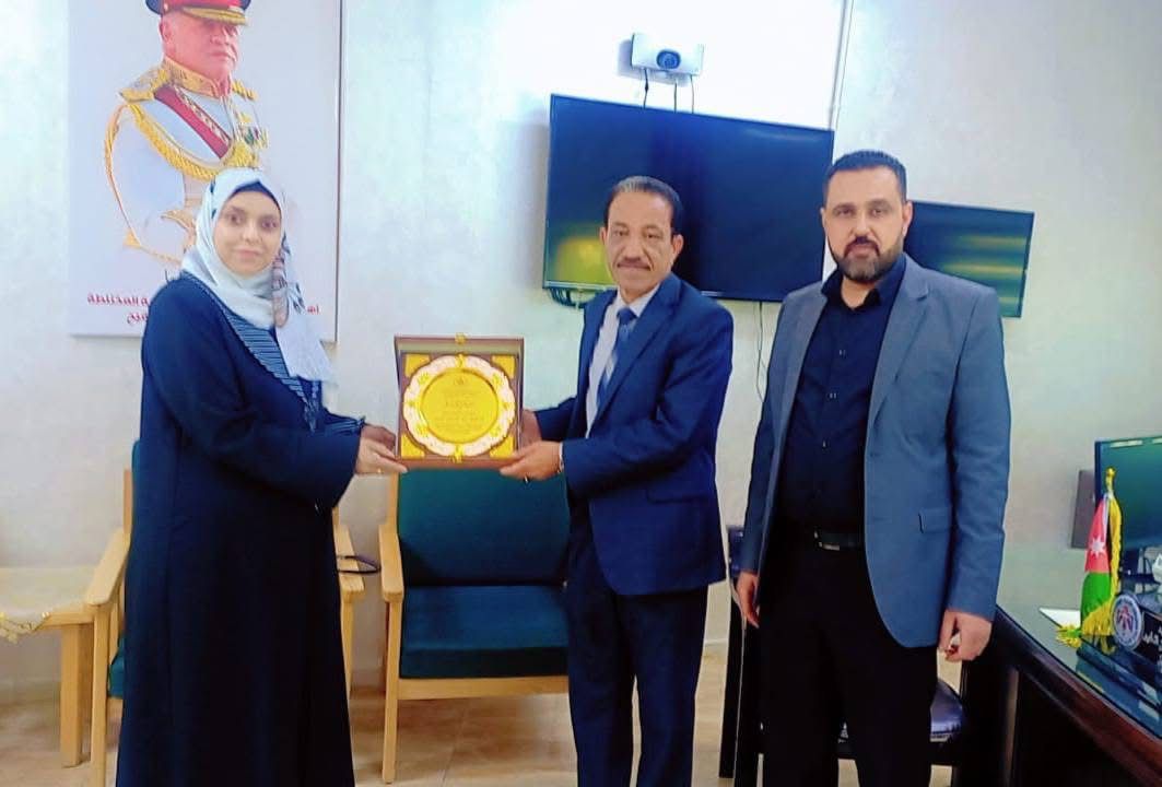 مدرسة الفيصلية الثانوية للبنات تكرّم مدير تربية لواء الموقر