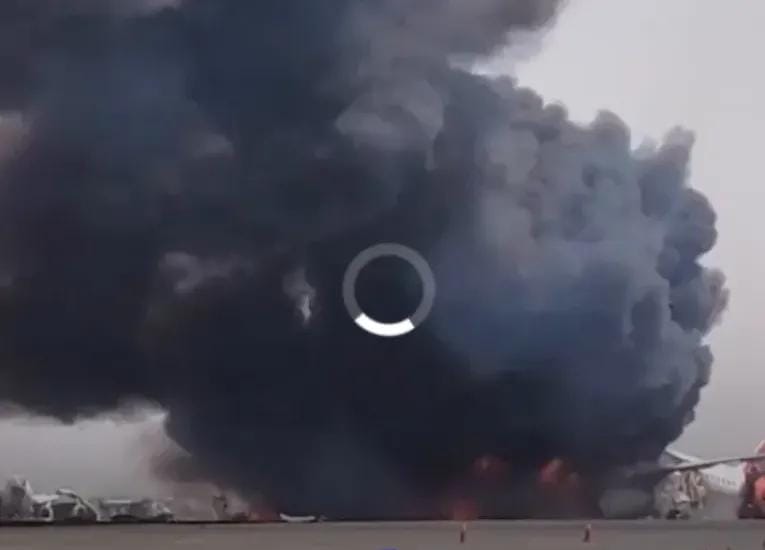 مشهد مؤلم يوثق لحظة تدمير واحتراق آخر طائرة يمنية بمطار صنعاء الدولي