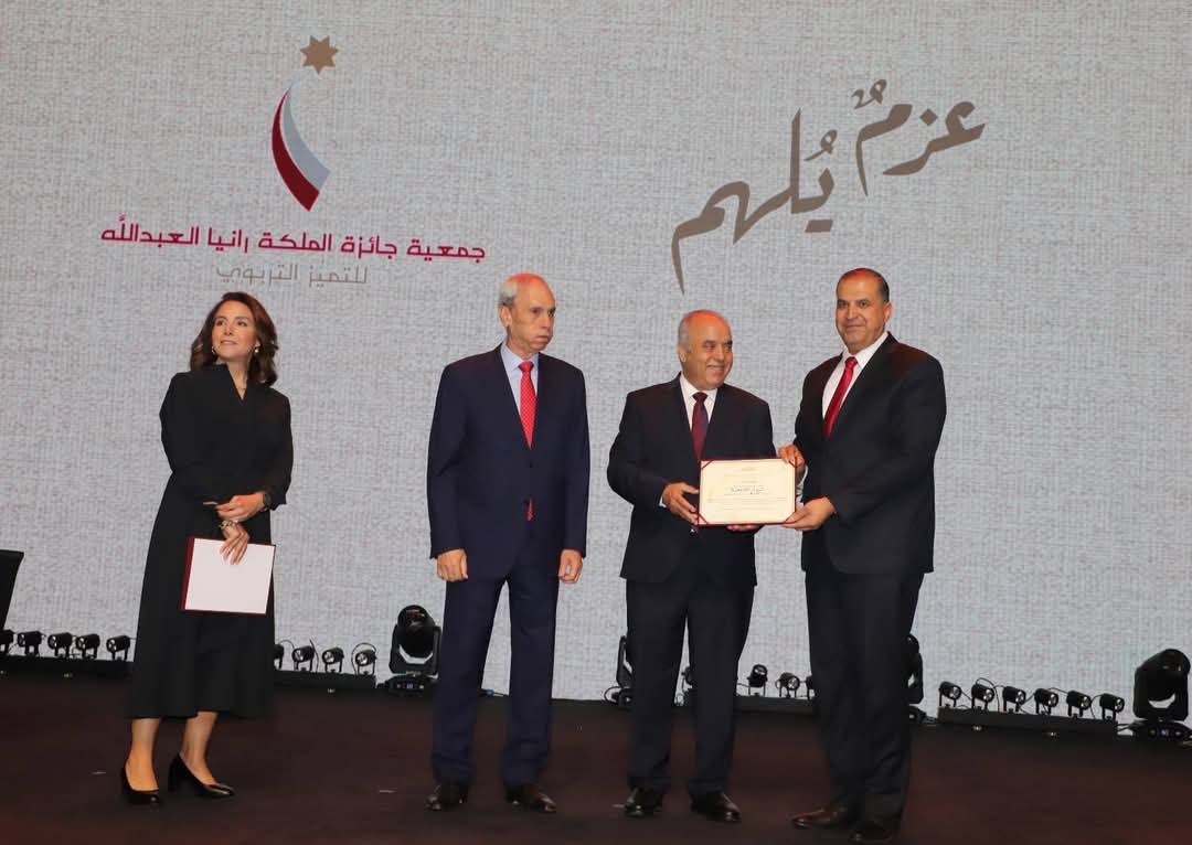 د. بزبز يكتب ... تهنئة قلبية لعطوفة الأستاذ عبدالحكيم الشوابكة بمناسبة فوز لواء الجامعة بجائزة المديرية الداعمة للتميز التربوي.
