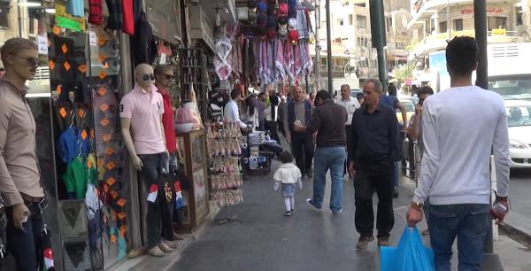 تجارة عمان : أسعار الملابس مستقرة على انخفاض بسبب التنافس الشديد والتنزيلات على البضائع
