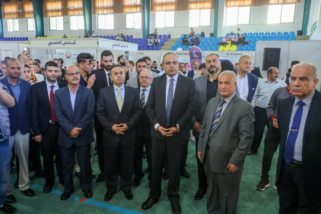 الشديفات يفتتح اليوم الوظيفي بجامعة فيلادلفيا