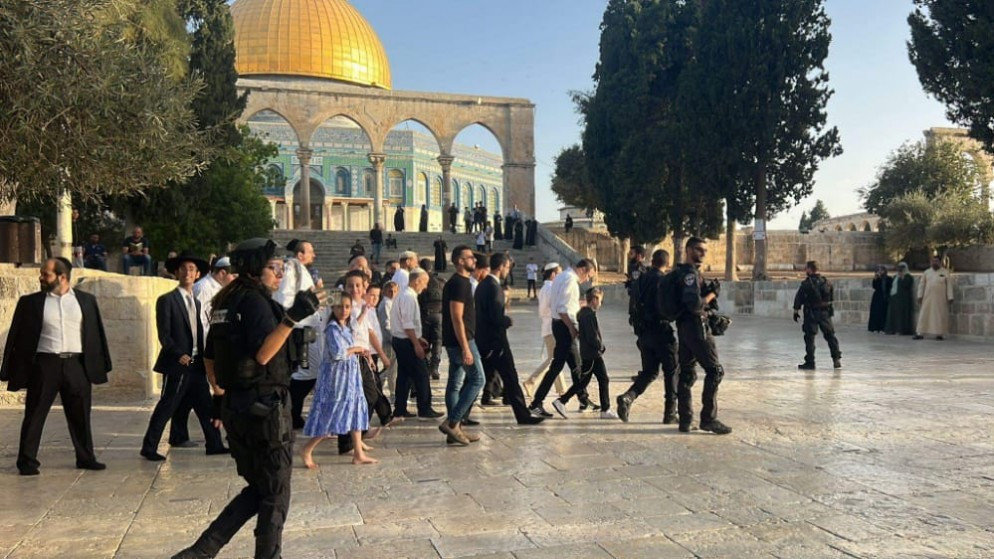 عشرات المستوطنون يؤدون طقوسا تلمودية على أبواب الأقصى
